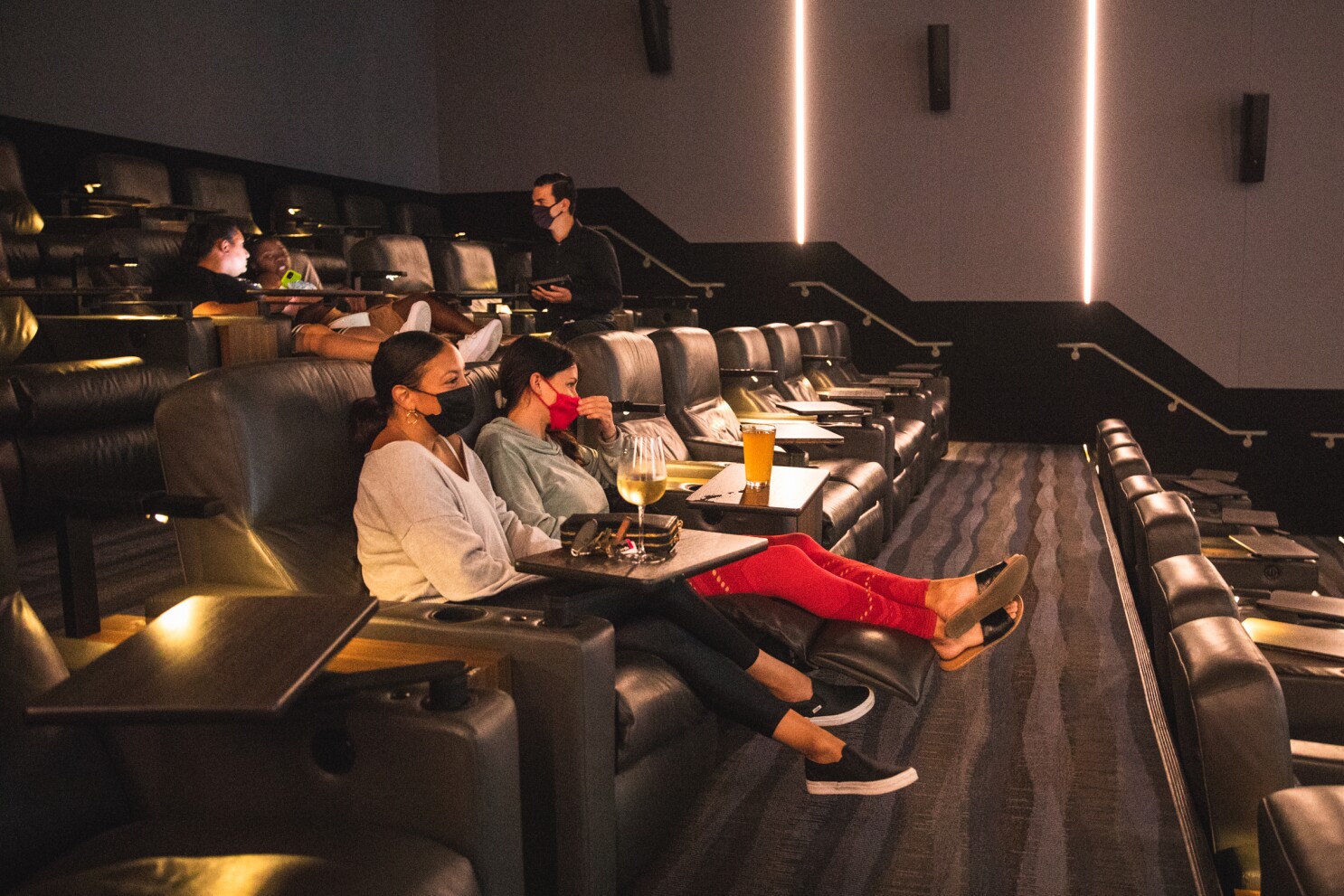Кинотеатр с двухместными диванами